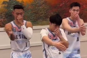 魔性！徐杰&贺希宁&郭昊文合跳舞蹈 动作僵硬且不熟练反添喜感 - 资讯配图