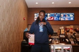 霍勒迪组织团建!赛后带着大家一起在孟菲斯看电影 - 资讯配图