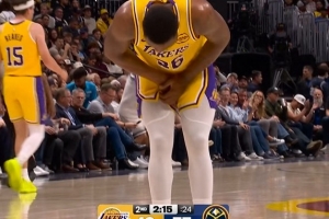 看着都疼！斯玛特要害部位被球砸中 捂着裆部很痛苦 - 资讯配图