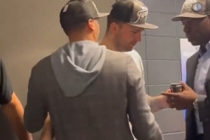 解密!媒体人:芬利解释拿走东契奇啤酒缘由&事后还给他拿了一罐 - 资讯配图