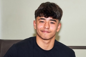 记者:17岁卡多佐签下新合同+入选拜仁名单,孔帕尼对他很满意 - 资讯配图