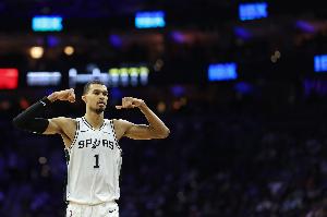 独角兽!文班亚马第15次单场至少4帽&进4个三分 NBA历史第一 - 资讯配图