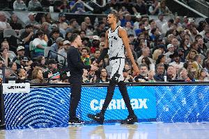 米奇：我们不会让文班场均出战40分钟 对卡斯尔也是相同安排 - 资讯配图