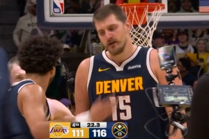 一锤定音！约基奇转身强攻 倚住防守抛投命中率队领先5分 - 资讯配图