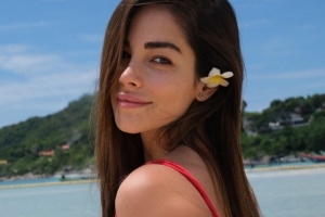 每体：特狮给女友送礼疑似庆祝1周年 说明他官宣离婚前就与她拍拖 - 资讯配图