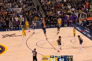 想啥呢这是？斯玛特弧顶三分出手突然改传球直接扔出界 - 资讯配图