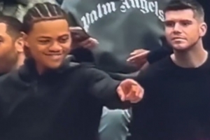 这表情笑skr人！特雷·约翰逊空篮扣飞 基昂特·乔治场下笑嘻了~ - 资讯配图