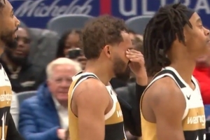 戳到眼睛了！特雷·杨单打菲利波夫斯基 横撤步三分命中还加罚！ - 资讯配图