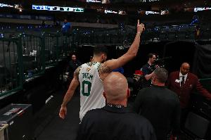 老哈达威:塔图姆现在复出是伤害球队 他在季后赛会被对手针对 - 资讯配图