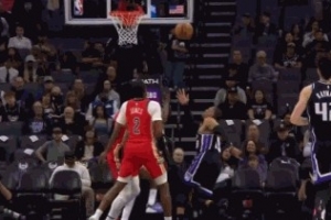 神来之笔！威少一条龙欧洲步失衡随手一抛打成2+1 - 资讯配图