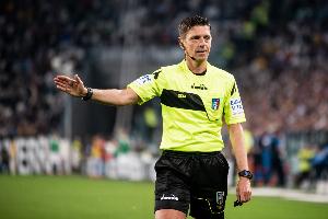 都体:裁判指定人罗基在意乙联赛遭遇球迷辱骂,被安保护送离场 - 资讯配图