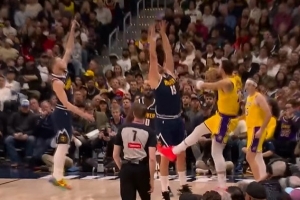 稳扎稳打！东契奇冲击内线抛投丝滑打中 率队迫近比分 - 资讯配图