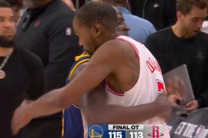 杀人诛心啊！只剩0.1秒追梦直接发球给杜兰特 KD无奈只能随手一扔 - 资讯配图