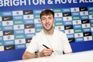 已出战70场,布莱顿官方:续约20岁中场多面手欣谢尔伍德至2029年 - 资讯配图