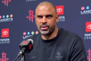 防守不佳原因？乌度卡：缺乏沟通 我场边说话声音比场上球员都大 - 资讯配图