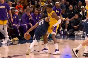 无大碍！穆雷持球强攻被顶到膝盖 简单调整后继续作战 - 资讯配图