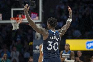 芬奇：兰德尔主动接受了挑战 打得很有侵略性展现了对抗强度 - 资讯配图