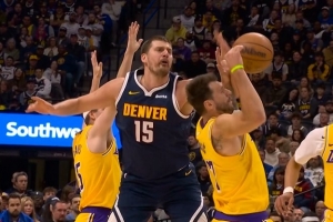 约基奇失误被断&反抢打到东契奇脸被吹犯规 掘金挑战失败 - 资讯配图