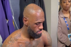 赛后冰敷左肘！詹姆斯：希望明天醒来后感觉不会恶化 能好转最好 - 资讯配图