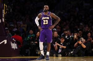 詹姆斯：希望明天醒来时不会比现在感觉更糟 不确定是否打步行者 - 资讯配图