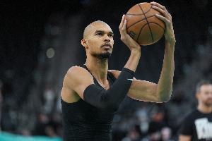 连珠炮！文班和福克斯相继三分穿针 马刺领先11分打停活塞 - 资讯配图