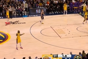 太难了！詹姆斯对抗防守转身失衡强投命中后倒地 裁判没有表示 - 资讯配图