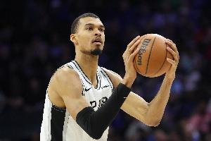 文班亚马单场砍至少38分16板5帽且进4+三分 NBA历史首人 - 资讯配图