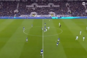 简单粗暴!TA谈埃弗顿另类开球战术:将球挑起+凌空抽向对方半场 - 资讯配图