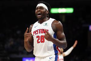 打得很努力！斯图尔特半场5中2拿下12分3板1助1断 罚球8中7 - 资讯配图