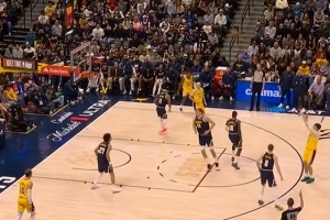 偏得离谱！拉拉维亚弧顶大空位三分三不沾出界 目前4中0未得分 - 资讯配图