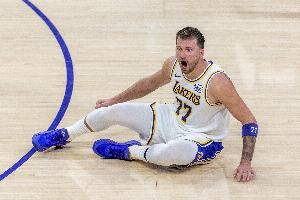 077差1T停赛!韩乔生:独行侠时期抱怨裁判老毛病 到湖人依旧没改 - 资讯配图