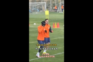 鲁媒:泰山五外援悉数现身训练场,阿尔瓦罗有望上演泰山队首秀 - 资讯配图