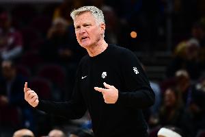 末节一度上了三个双向!科尔:主力要休息 我们不怕派任何人上场 - 资讯配图