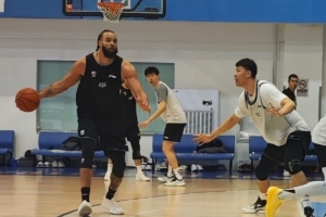 期待首秀!麦基晒训练照:首次与北京男篮合练 激情满满 - 资讯配图