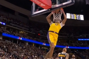 一飞冲天！斯玛特抢断反击送抛传 海斯起飞双手空接暴扣 - 资讯配图