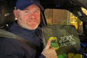 给小老弟宣传下！太阳报：鲁尼到林加德的餐厅打包，微笑竖大拇指 - 资讯配图