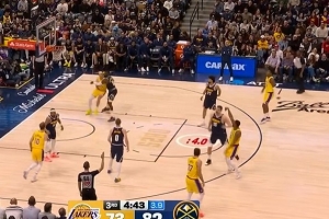 突然就开了！斯玛特外线连中两记三分球缩小分差 - 资讯配图