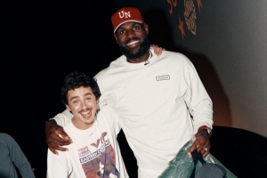 查拉梅：詹姆斯的高中纪录片对我影响巨大 我在表演中实现了梦想 - 资讯配图