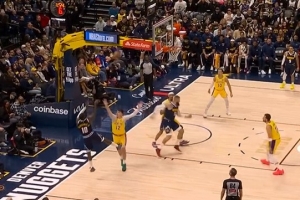 带刀侍卫！小哈达威内外开花连续拿分 帮助掘金占据场上主动 - 资讯配图