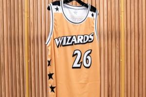 复刻赠礼！奇才将为今晚的10000名球迷送出00年代的复古金色球衣 - 资讯配图