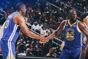 没毛病!勇士官方发布赢球海报:封面为追梦和霍福德击掌瞬间 - 资讯配图