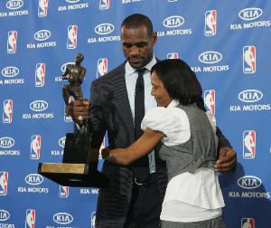 詹姆斯：母亲生我时只有16岁 我从小就立志要改变我和母亲的命运 - 资讯配图