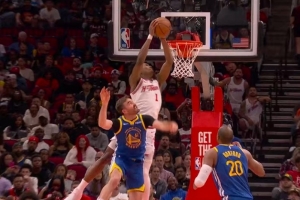 空中作业！申京送抛传 阿门力压斯潘塞双手隔扣 - 资讯配图