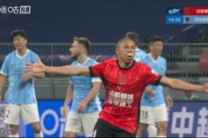 韦林顿·席尔瓦面部被肘击出血,鼻子下面贴了个创可贴 - 资讯配图