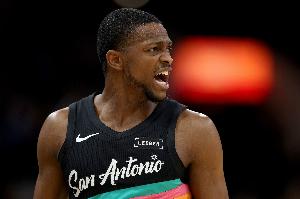 率先发力！福克斯首节9中6砍下16分 三分5中3 - 资讯配图