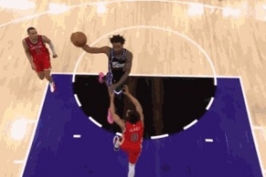 空中漫步！蒙克反击一条龙潇洒大回环上篮得分 - 资讯配图