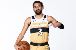 欢迎回来！吹杨奇才首秀 首节出战不到8分钟拿到2分1板2助 - 资讯配图