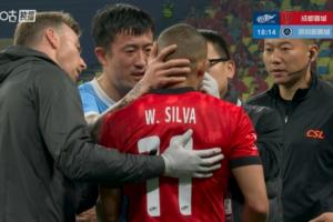 姜至鹏被直红罚下后,主动向出血的韦林顿表示关切和歉意 - 资讯配图