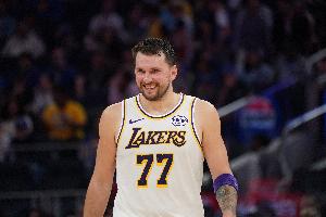 专注于篮球吧&停止抱怨！东契奇半场12中6得15分4板3助 再吃T禁赛 - 资讯配图