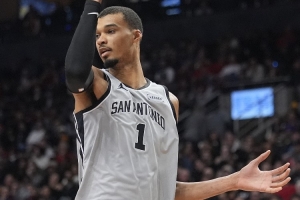 被盯上了!斯图尔特:文班个子高&要冲击他的胸部 这是其弱点 - 资讯配图